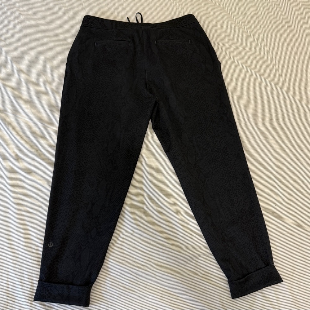 Lululemon EUC women's 12 Jet Crop Desert Snake Deep Coal Black Loose Fit Pants - Picture 5 of 8